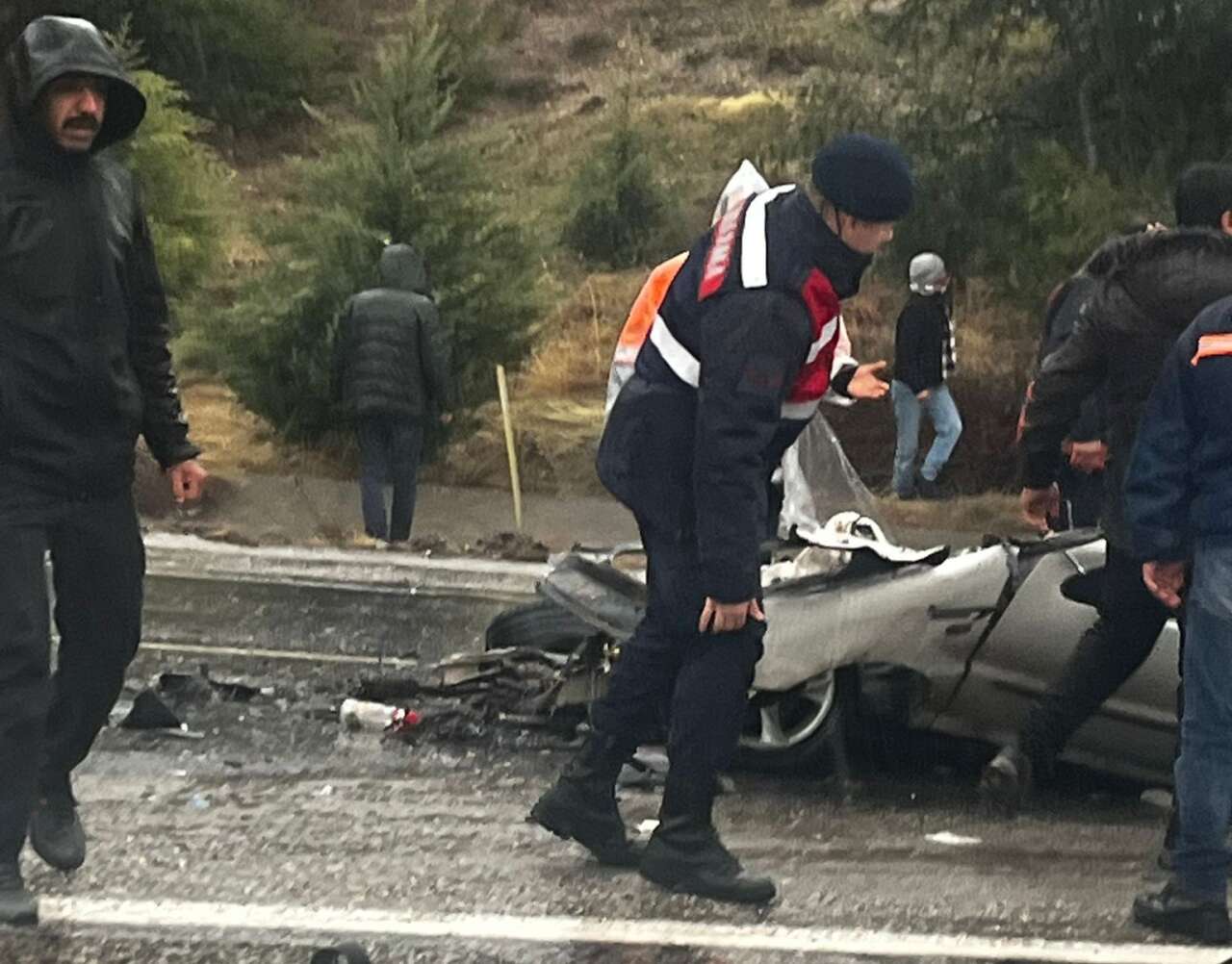 Otobüsle çarpışan otomobil adeta yok oldu! 3 ölü, 3 yaralı var 14